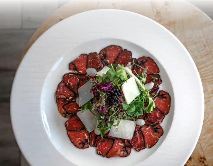 Carpaccio vom Rinderfilet auf Blattsalaten