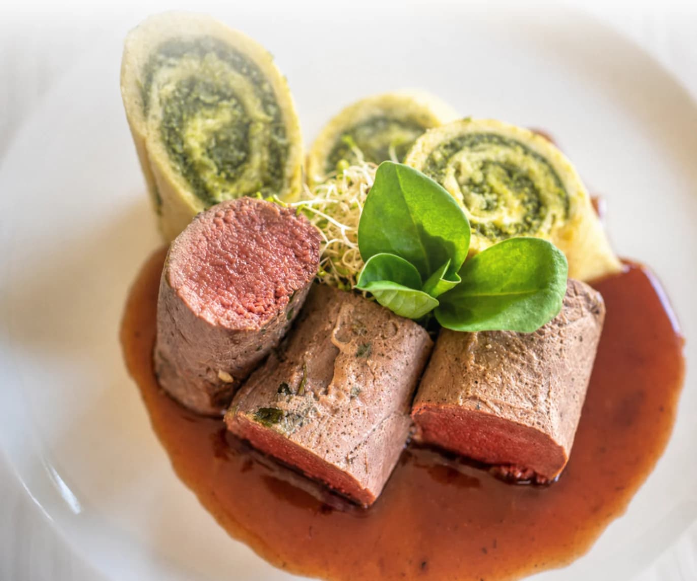 Sous-vide gegartes Rehfilet mit Waldbeerensauce