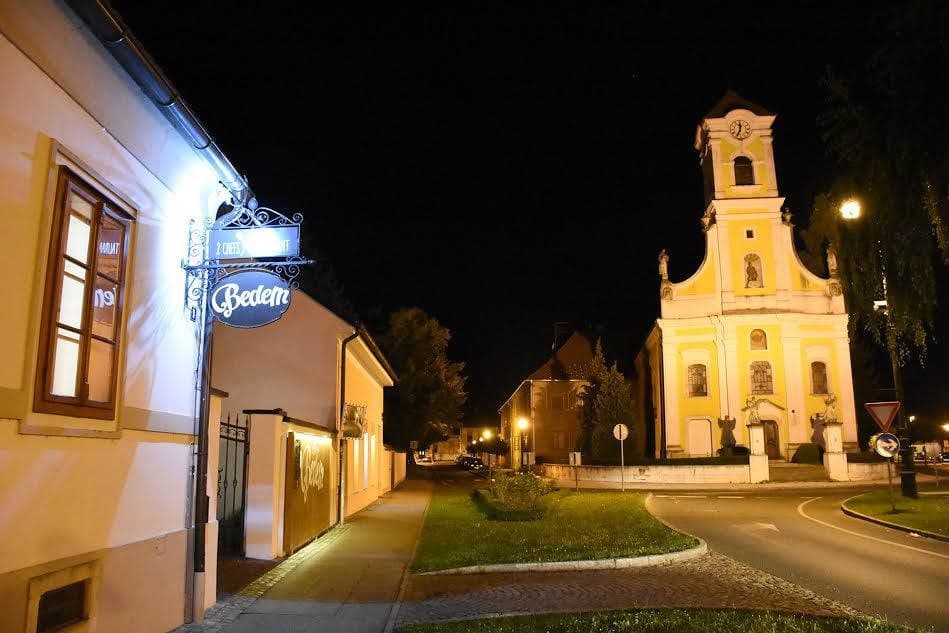 Der Eingang des Restaurants Bedem in Varaždin
