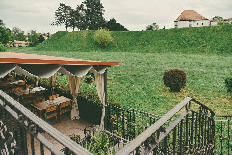 Ambiente der Restaurantterrasse, Foto 3