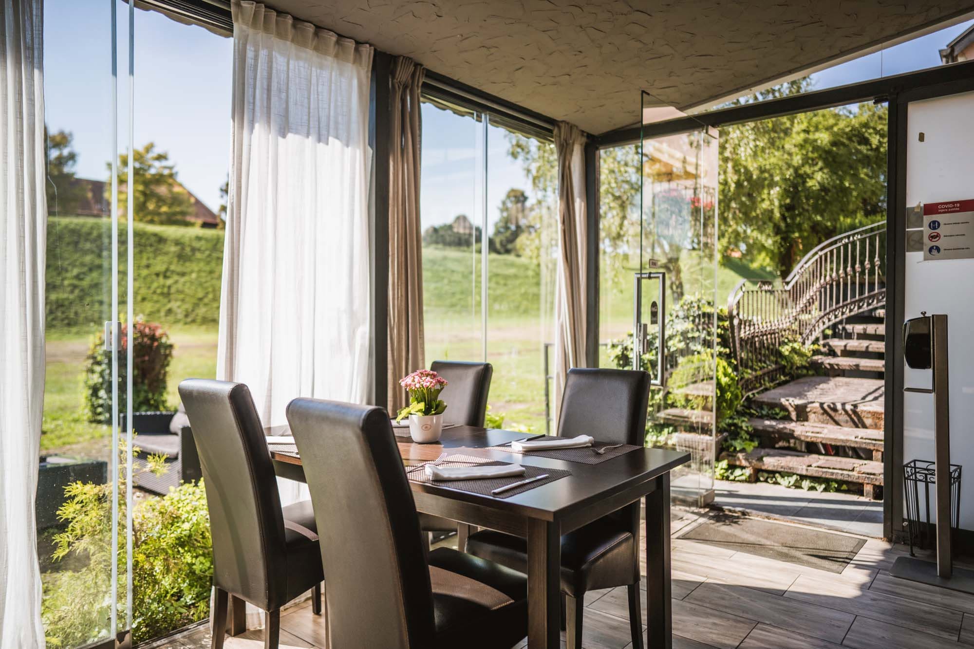 Ambiente der Restaurantterrasse, Foto 4